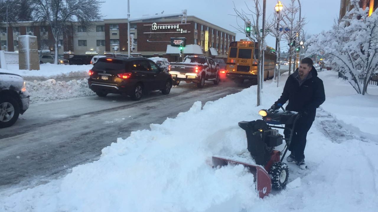 Minnesota digs out from over a foot of snow